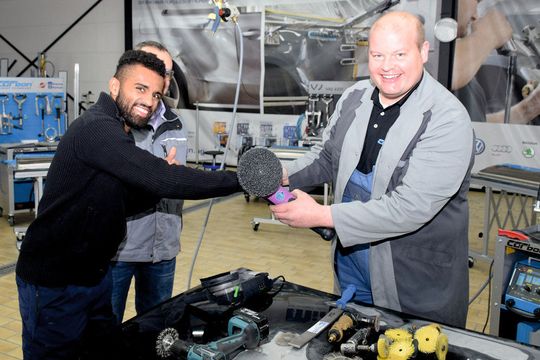 Lehrgang zum Anfassen: Die Alurepair-Schulung ist keine reine Frontalveranstaltung, die Teilnehmer müssen auch selbst ran.