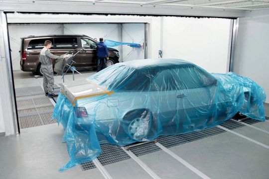 Von der Maskierung bis zum Finish werden die Fahrzeuge im neuen Lackierzentrum von Taunus-Auto seitwärts verschoben. Das erhöht die Effizienz. Von der Maskierung bis zum Finish werden die Fahrzeuge im neuen Lackierzentrum von Taunus-Auto seitwärts verschoben. Das erhöht die Effizienz.