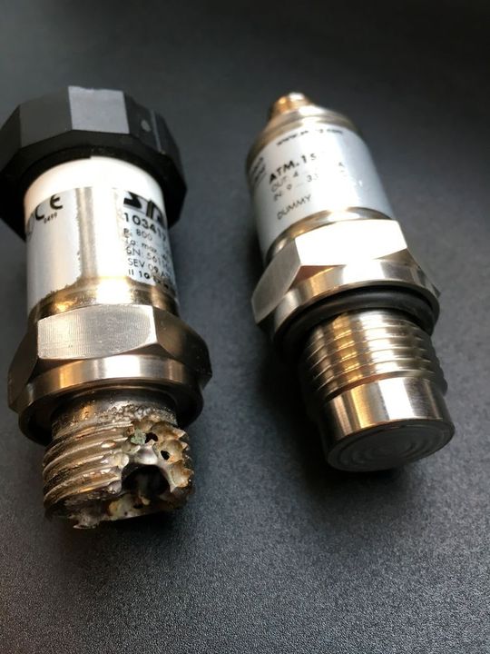 Der Sensor links wurde aufgrund falscher Materialwahl zerstört. Rechts ist ein intakter Sensor.