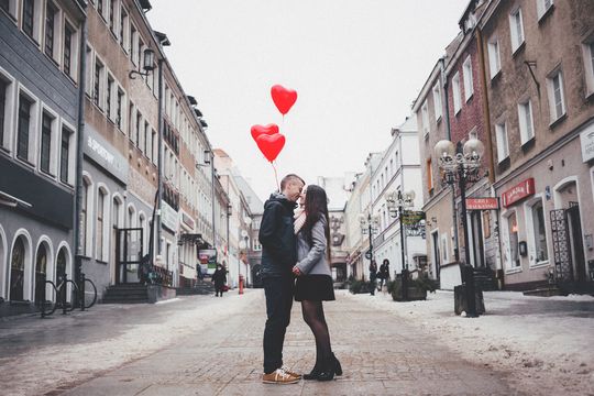 Püntklich zum 14. Februar – Valentinstag – zeigt eine aktuelle Infografik zum Thema „Geld und Liebe“, wie wichtig die Finanzen in der Partnerschaft wirklich sind. Püntklich zum 14. Februar – Valentinstag – zeigt eine aktuelle Infografik zum Thema „Geld und Liebe“, wie wichtig die Finanzen in der Partnerschaft wirklich sind.