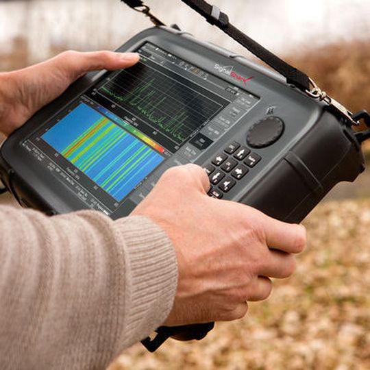 Der „SignalShark“ bietet eine Bandbreite von 40 MHz und deckt einen Frequenzbereich von 9 kHz bis 8 GHz ab. Der „SignalShark“ bietet eine Bandbreite von 40 MHz und deckt einen Frequenzbereich von 9 kHz bis 8 GHz ab.
