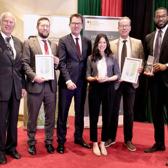 Verleihung des deutschen Unternehmerpreises für Entwicklung 2017, im Bild: Jochen Voß, Vorstandsvorsitzender Carl Duisberg Gesellschaft e.V., Thomas Festerling, Geschäftsführer Greentec Capital GmbH (Gewinner Kategorie B „Innovation für Entwicklung“), Dr. Gerd Müller, Bundesminister für wirtschaftliche Zusammenarbeit und Entwicklung, Sandra Duong, Projektleiterin Zwick Roell AG (Gewinner Kategorie A „Wirtschaft für Entwicklung“), Dr. Jan Stefan Roell, Vorstandsvorsitzender Zwick Roell AG (Gewinner Kategorie A „Wirtschaft für Entwicklung“), Erick Yong, Geschäftsführer Greentec Capital GmbH (Gewinner Kategorie B „Innovation für Entwicklung“). Verleihung des deutschen Unternehmerpreises für Entwicklung 2017, im Bild: Jochen Voß, Vorstandsvorsitzender Carl Duisberg Gesellschaft e.V., Thomas Festerling, Geschäftsführer Greentec Capital GmbH (Gewinner Kategorie B „Innovation für Entwicklung“), Dr. Gerd Müller, Bundesminister für wirtschaftliche Zusammenarbeit und Entwicklung, Sandra Duong, Projektleiterin Zwick Roell AG (Gewinner Kategorie A „Wirtschaft für Entwicklung“), Dr. Jan Stefan Roell, Vorstandsvorsitzender Zwick Roell AG (Gewinner Kategorie A „Wirtschaft für Entwicklung“), Erick Yong, Geschäftsführer Greentec Capital GmbH (Gewinner Kategorie B „Innovation für Entwicklung“).