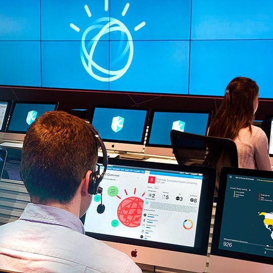 Über 40 Kunden aus mehr als einem Dutzend Branchen nutzen bereits die neue, kognitive Watson Security-Technologie. Chat-Bots und ein sprachbasierter IT-Sicherheitsassistent unterstützen sie bei der Cyberabwehr. Über 40 Kunden aus mehr als einem Dutzend Branchen nutzen bereits die neue, kognitive Watson Security-Technologie. Chat-Bots und ein sprachbasierter IT-Sicherheitsassistent unterstützen sie bei der Cyberabwehr.