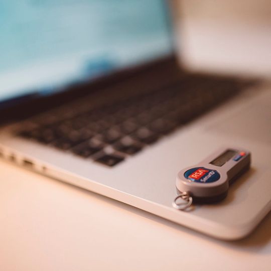 Starke Zwei-Faktor Authentisierung ist nach Ansicht vieler Sicherheitexperten die Grundlage für vertrauenswürdige Identitäten, denn Nutzername und Passwort alleine sind heute nicht mehr zeitgemäß. Starke Zwei-Faktor Authentisierung ist nach Ansicht vieler Sicherheitexperten die Grundlage für vertrauenswürdige Identitäten, denn Nutzername und Passwort alleine sind heute nicht mehr zeitgemäß.