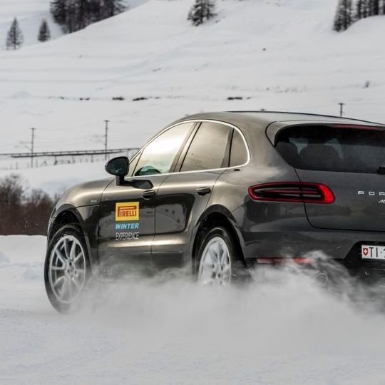 Mit dem Porsche Macan und vielen anderen Testfahrzeugen zeigte Pirelli seine Winterkompetenz. Mit dem Porsche Macan und vielen anderen Testfahrzeugen zeigte Pirelli seine Winterkompetenz.
