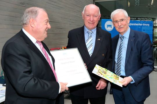 Ausgezeichnet: Obermeister Hans-Werner Norren (li.) und Geschäftsführer Karlheinz Gaschler (re.) überreichen Siegfried Blüml die Ehrenurkunde der Kfz-Innung Mittelrhein.