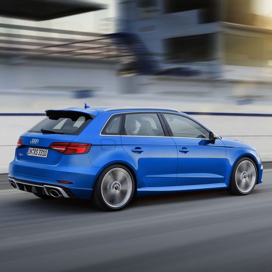 Der überarbeitete Audi RS 3 Sportback feiert auf dem Genfer Salon Premiere. Der überarbeitete Audi RS 3 Sportback feiert auf dem Genfer Salon Premiere.