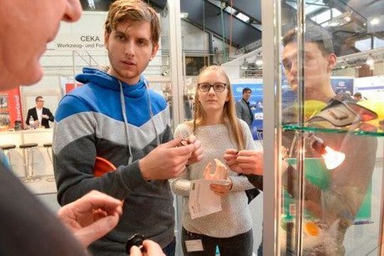 Différents exposés ont mis en exergue le potentiel d’innovation que présente l’industrie des matières plastiques. Différents exposés ont mis en exergue le potentiel d’innovation que présente l’industrie des matières plastiques.