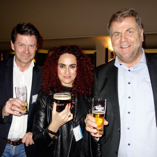Besa, IT-BUSINESS, steht im Gegensatz zu Martin Böker (l.) und Markus Korn, Samsung, auf das würzige Bier. Besa, IT-BUSINESS, steht im Gegensatz zu Martin Böker (l.) und Markus Korn, Samsung, auf das würzige Bier.