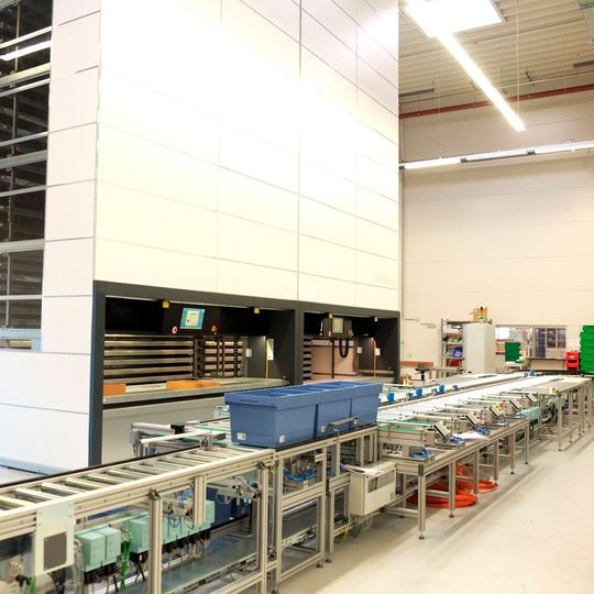 Effimat, Logcontrol und Minitec stellen auf der Logimat 2017 ein automatisiertes Lagerlogistiksystem vor, das eine sehr schnelle Kommissionierung ermöglicht sowie über eine vollständige Integration von Lagerliften, Förderstrecken und eine Anbindung an ein ERP-System verfügt. Effimat, Logcontrol und Minitec stellen auf der Logimat 2017 ein automatisiertes Lagerlogistiksystem vor, das eine sehr schnelle Kommissionierung ermöglicht sowie über eine vollständige Integration von Lagerliften, Förderstrecken und eine Anbindung an ein ERP-System verfügt.