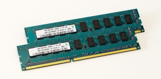 Typischer Speicherriegel mit Error Correction Code: Industrielle Steuerungen sollen in erster Linie stabil funktionieren, da sind Speicherfehler durch Bitkipper nicht akzeptabel. Dennoch vertrauen viele auf Hauptspeicher ohne Fehlererkennung und Korrektur - bei immer geringeren Ladungsmengen in den Speicherbausteinen. Ein großer Fehler! Typischer Speicherriegel mit Error Correction Code: Industrielle Steuerungen sollen in erster Linie stabil funktionieren, da sind Speicherfehler durch Bitkipper nicht akzeptabel. Dennoch vertrauen viele auf Hauptspeicher ohne Fehlererkennung und Korrektur - bei immer geringeren Ladungsmengen in den Speicherbausteinen. Ein großer Fehler!