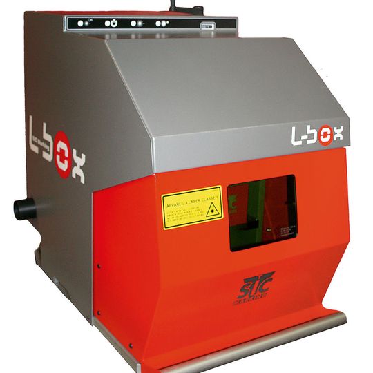 Das Lasermarkiersystem L-Box II von SIC Marking macht die dauerhafte Kennzeichnung von Metallwerkstücken einfach. Das Lasermarkiersystem L-Box II von SIC Marking macht die dauerhafte Kennzeichnung von Metallwerkstücken einfach.