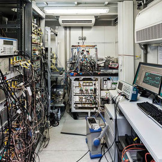Ein Anhänger, gespickt mit Hightech-Physik: die transportable optische Uhr der PTB. Ein Anhänger, gespickt mit Hightech-Physik: die transportable optische Uhr der PTB.