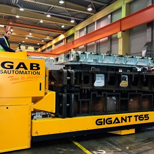 Dieser Werkzeugwechselwagen für Pressenwerkzeuge kann bis zu 65 t bewegen. Dieser Werkzeugwechselwagen für Pressenwerkzeuge kann bis zu 65 t bewegen.