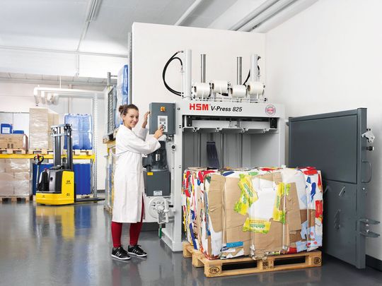 Die Vertikalballenpresse HSM V-Press 825 Plus produziert bis zu 280 kg schwere Ballen, die bequem per Palette abtransportiert werden können. Die Vertikalballenpresse HSM V-Press 825 Plus produziert bis zu 280 kg schwere Ballen, die bequem per Palette abtransportiert werden können.