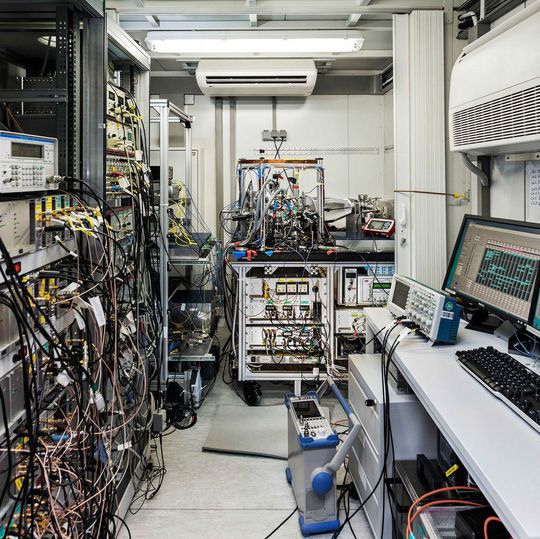 Ein Anhänger, gespickt mit Hightech-Physik: die transportable optische Uhr der PTB. Ein Anhänger, gespickt mit Hightech-Physik: die transportable optische Uhr der PTB.