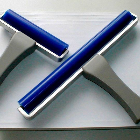 Asmetec hat sein Angebot an DCR-Rollern um Handroller der HDHR-Serie erweitert. Sie ist nicht nur für Arbeiten im Reinraum geeignet. Asmetec hat sein Angebot an DCR-Rollern um Handroller der HDHR-Serie erweitert. Sie ist nicht nur für Arbeiten im Reinraum geeignet.