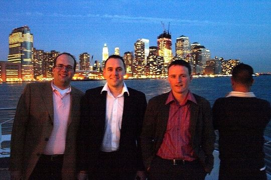 Karsten Schulze, Hanjo Herrmann und Jan Thorwarth beim Dinner Cruising auf dem Hudson River. Die Skyline von Manhattan im Hintergrund. Karsten Schulze, Hanjo Herrmann und Jan Thorwarth beim Dinner Cruising auf dem Hudson River. Die Skyline von Manhattan im Hintergrund.