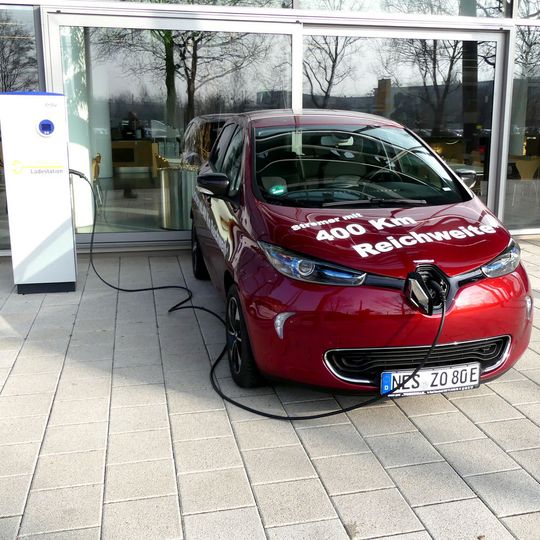 Damit E-Autos langstreckentauglich werden, braucht es große Akkus und viele Ladestationen. Damit E-Autos langstreckentauglich werden, braucht es große Akkus und viele Ladestationen.