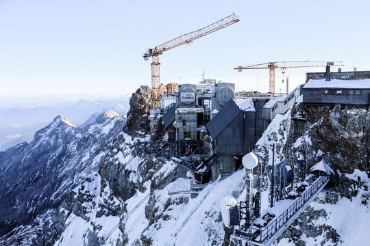 Die Arbeiten an der Bergstation konzentrieren sich derzeit auf die Montage der Seilbahntechnik sowie die Fortsetzung der Stahlbauarbeiten. Die Arbeiten an der Bergstation konzentrieren sich derzeit auf die Montage der Seilbahntechnik sowie die Fortsetzung der Stahlbauarbeiten.