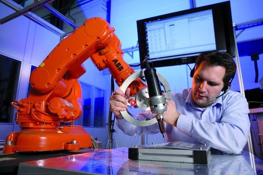 Sichere Interaktion zwischen Mensch und Roboter ist Voraussetzung für die intuitive Roboterprogrammiertechnik „Lead-Through-Programming“, bei der der Bediener durch Vorführen dem Roboter schrittweise den Prozess beibringt.Bild: ABB Sichere Interaktion zwischen Mensch und Roboter ist Voraussetzung für die intuitive Roboterprogrammiertechnik „Lead-Through-Programming“, bei der der Bediener durch Vorführen dem Roboter schrittweise den Prozess beibringt.Bild: ABB