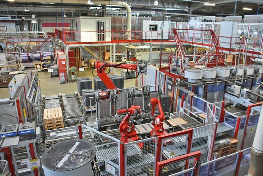 Chez SALM, quatrième fabricant de cuisine en Europe, les millions de combinaisons sont gérées en temps réel et la configuration sur Internet pilote directement l’usine de production. Chez SALM, quatrième fabricant de cuisine en Europe, les millions de combinaisons sont gérées en temps réel et la configuration sur Internet pilote directement l’usine de production.