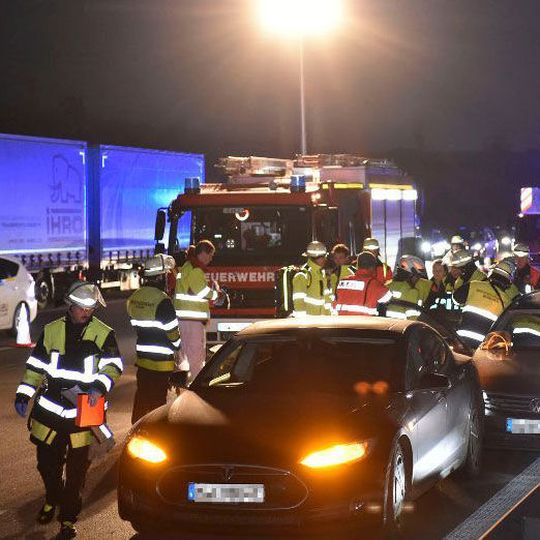 Ein Tesla-Fahrer rettete einem bewusstlosen Fahrer auf der A9 bei Garching das Leben, indem er ihn auf sein Auto kontrolliert auffahren ließ und zum Stehen brachte. Ein Tesla-Fahrer rettete einem bewusstlosen Fahrer auf der A9 bei Garching das Leben, indem er ihn auf sein Auto kontrolliert auffahren ließ und zum Stehen brachte.