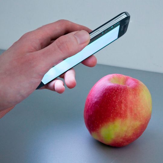 Mit dem Smartphone den Apfel auf Pestizidrückstände untersuchen: Mit der neuen Fraunhofer-App Hawk-Spex mobile soll es ab Ende 2017 möglich werden, sich die Inhaltsstoffe von Objekten anzeigen zu lassen – nur mithilfe der integrierten Kompaktkamera und ohne zusätzliche Messgeräte. Mit dem Smartphone den Apfel auf Pestizidrückstände untersuchen: Mit der neuen Fraunhofer-App Hawk-Spex mobile soll es ab Ende 2017 möglich werden, sich die Inhaltsstoffe von Objekten anzeigen zu lassen – nur mithilfe der integrierten Kompaktkamera und ohne zusätzliche Messgeräte.