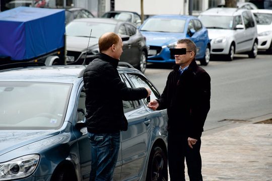 Schlüsselübergabe: Bei Dekra geht ein erfahrener Tester anstelle des Fahrzeugbesitzers in die zu testenden Betriebe.