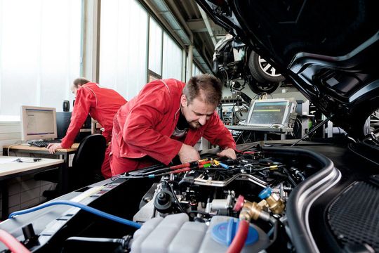 Mit regelmäßigen Schulungen und Trainings machen die Betreiber von Serviceketten ihre Werkstattpartner fit für die Fehlersuche an den Fahrzeugen der Werkstatttester. Mit regelmäßigen Schulungen und Trainings machen die Betreiber von Serviceketten ihre Werkstattpartner fit für die Fehlersuche an den Fahrzeugen der Werkstatttester.