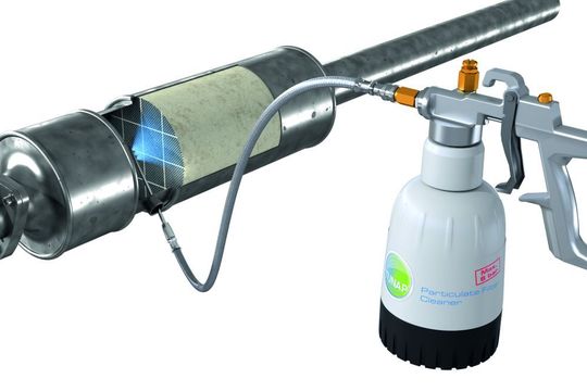 Das Reinigungsmittel wird durch Druckluft in den Partikelfilter gesprüht und löst dort Ablagerungen an. Mit einem Spülmittel werden diese dann entfernt.