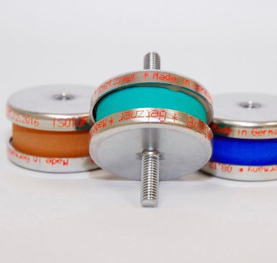 Getzner Werkstoffe stellt einen neuen, einfachen und universell einsetzbaren Vibrationsdämpfer vor. Der Isotop Compact hebe sich von anderen Gummi-Metall-Produkten speziell durch den Isolationsgrad und die nachgewiesene Langlebigkeit der Werkstoffe ab. Getzner Werkstoffe stellt einen neuen, einfachen und universell einsetzbaren Vibrationsdämpfer vor. Der Isotop Compact hebe sich von anderen Gummi-Metall-Produkten speziell durch den Isolationsgrad und die nachgewiesene Langlebigkeit der Werkstoffe ab.