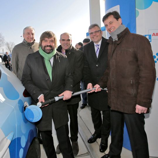 Mit den Standorten in Frankfurt-Höchst, Offenbach am Main und Limburg verfügt Hessen nun über drei öffentliche Betankungsstationen für Wasserstoff. Mit den Standorten in Frankfurt-Höchst, Offenbach am Main und Limburg verfügt Hessen nun über drei öffentliche Betankungsstationen für Wasserstoff.