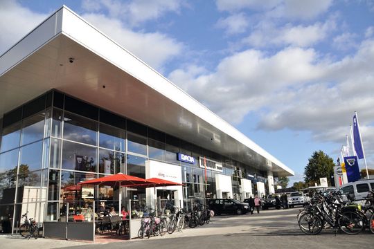 Die Bleker Gruppe hat im neu eröffnenten Autoforum Ahaus sechs Automarke sowie eine Bäckerei samt Café unter einem Dach. Die Bleker Gruppe hat im neu eröffnenten Autoforum Ahaus sechs Automarke sowie eine Bäckerei samt Café unter einem Dach.