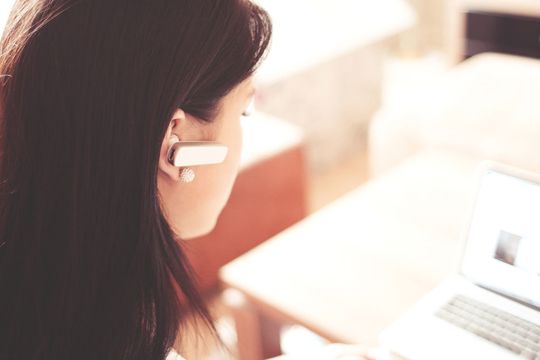 In E-Commerce und Kundenservice ist die richtige Mischung aus Bots und Servicemitarbeiter gefragt. In E-Commerce und Kundenservice ist die richtige Mischung aus Bots und Servicemitarbeiter gefragt.