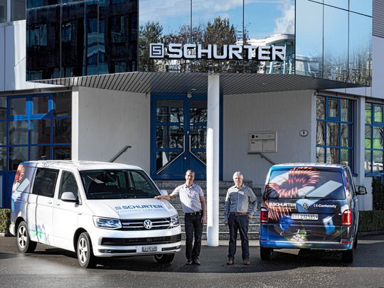 Die mobile EMV-Flotte für leitungsgebundene EMV-Messungen von Schurter prüft vor Ort beim Kunden. Auf Foto: Andreas Durrer und Herbert Blum. Die mobile EMV-Flotte für leitungsgebundene EMV-Messungen von Schurter prüft vor Ort beim Kunden. Auf Foto: Andreas Durrer und Herbert Blum.