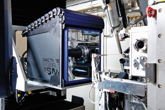 Der Eiger X 16M an der sogenannten PXI-Strahllinie der Synchrotron Lichtquelle Schweiz SLS am PSI. Der Eiger X 16M an der sogenannten PXI-Strahllinie der Synchrotron Lichtquelle Schweiz SLS am PSI.