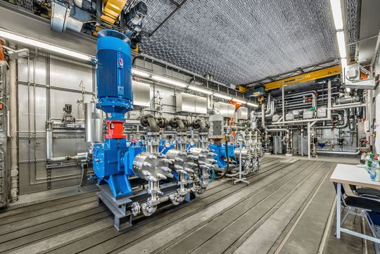 Ein Highlight des Rundgangs war der frisch eingeweihte Prüfraum für Prozesspumpen. Seit Januar 2017 können hier bis zu vier große Prozesspumpen mit einer Gesamtleistung von insgesamt 800 kW parallel überwacht werden. Personen im Bild von links nach rechts: Sebastian Gatzhammer, Kurt Hechenberger, Peter Wagner, Sabine Kurtz, Markus Schildknecht, Marc Biadacz, Dr. Martin Fiedler, Rainer Wieland. Ein Highlight des Rundgangs war der frisch eingeweihte Prüfraum für Prozesspumpen. Seit Januar 2017 können hier bis zu vier große Prozesspumpen mit einer Gesamtleistung von insgesamt 800 kW parallel überwacht werden. Personen im Bild von links nach rechts: Sebastian Gatzhammer, Kurt Hechenberger, Peter Wagner, Sabine Kurtz, Markus Schildknecht, Marc Biadacz, Dr. Martin Fiedler, Rainer Wieland.