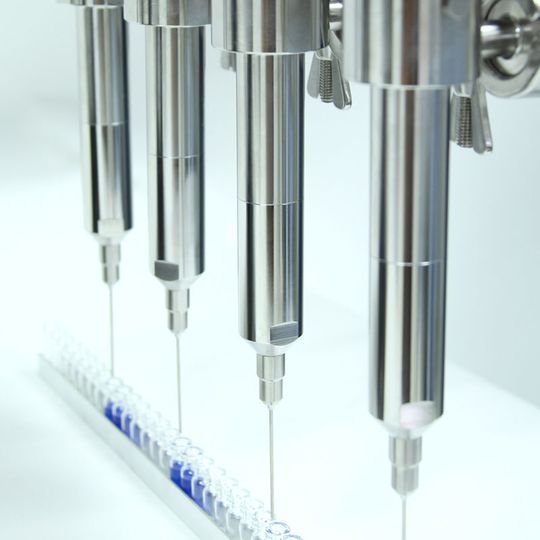 Kurze Taktzeiten und hohe Flexibilität bei der Abfüllung von viskosen Produkte für Volumen von 0,1-20 ml ist mit den Abfüllumpen von Viscotec garantiert. Kurze Taktzeiten und hohe Flexibilität bei der Abfüllung von viskosen Produkte für Volumen von 0,1-20 ml ist mit den Abfüllumpen von Viscotec garantiert.