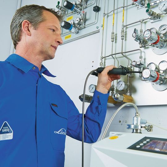 Abb. 1: Durch ein eigenes Montage-Team kann Linde Wartungen und Instandsetzungen sowohl als einmalige und individuelle Leistung als auch im Rahmen eines Wartungsvertrages anbieten. Abb. 1: Durch ein eigenes Montage-Team kann Linde Wartungen und Instandsetzungen sowohl als einmalige und individuelle Leistung als auch im Rahmen eines Wartungsvertrages anbieten.