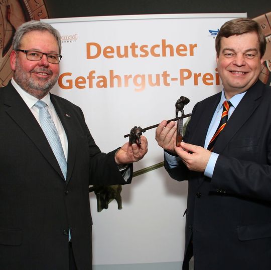 Enak Ferlemann (re.), parlamentarischer Staatssekretär im Bundesverkehrsministerium, überreichte in Hamburg den Deutschen Gefahrgut-Preis an Gerhard Lahmann. Enak Ferlemann (re.), parlamentarischer Staatssekretär im Bundesverkehrsministerium, überreichte in Hamburg den Deutschen Gefahrgut-Preis an Gerhard Lahmann.