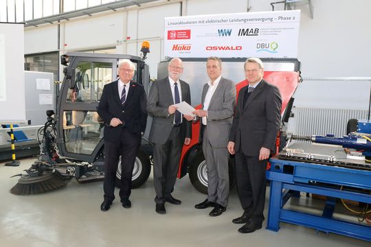 Gaben gemeinsam den Startschuss für die zweite Projektphase hin zu vollelektrifizierten Arbeitsmaschinen (v.l.): Prof. Jürgen Hesselbach, Präsident TU Braunschweig, Prof. Ludger Frerichs, Leiter des Instituts für mobile Maschinen und Nutzfahrzeuge, Stefan Wenzel, Niedersächsischer Umweltminister und Dr. Heinrich Bottermann, DBU-Generalsekretär. Gaben gemeinsam den Startschuss für die zweite Projektphase hin zu vollelektrifizierten Arbeitsmaschinen (v.l.): Prof. Jürgen Hesselbach, Präsident TU Braunschweig, Prof. Ludger Frerichs, Leiter des Instituts für mobile Maschinen und Nutzfahrzeuge, Stefan Wenzel, Niedersächsischer Umweltminister und Dr. Heinrich Bottermann, DBU-Generalsekretär.