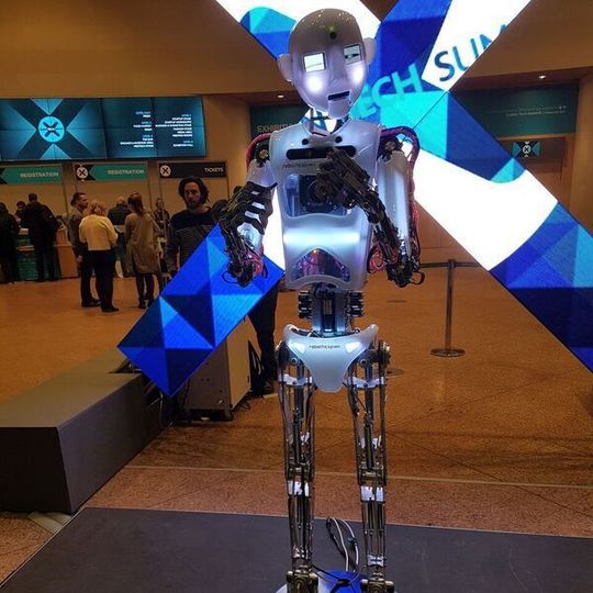 Einer der Stars des DTS war der Roboter RoboThespian, der die Teilnehmer bereits im Foyer begrüßte. Einer der Stars des DTS war der Roboter RoboThespian, der die Teilnehmer bereits im Foyer begrüßte.