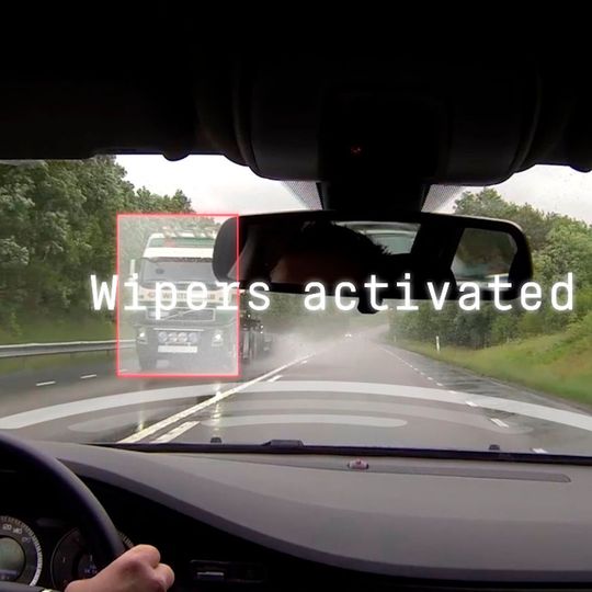 Die Software „ProActive Wipers“ von Semcon erkennt Gischt bevor sie auf der Scheibe auftritt und schaltet selbstständig die Scheibenwischer ein. Die Software „ProActive Wipers“ von Semcon erkennt Gischt bevor sie auf der Scheibe auftritt und schaltet selbstständig die Scheibenwischer ein.