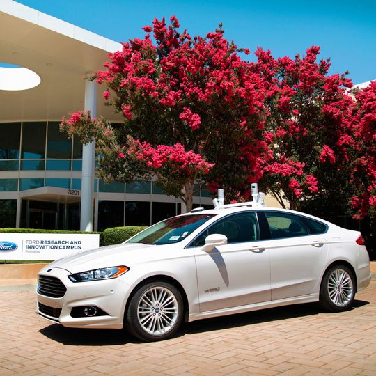 Ford will bis 2021 selbstfahrende Autos auf die Straßen bringen und hat sich deshalb bei einem Robotik-Spezialisten eingekauft. Ford will bis 2021 selbstfahrende Autos auf die Straßen bringen und hat sich deshalb bei einem Robotik-Spezialisten eingekauft.