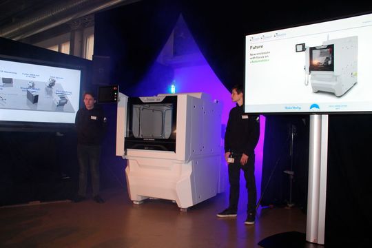 Studer bietet die S 11 in zwei verschiedenen Verschalungsausführungen an. Die bestehende Version ist speziell ausgelegt für die Handbeladung oder die Kombination mit kleinen Handlingsystemen. Die neue Verschalung (im Bild) ist optimiert für die vertikale Beladung mit Dachluke. Sie empfiehlt sich daher für eine verkettete Fertigung, bei der die Maschinen über Portalkrane be- und entladen werden.