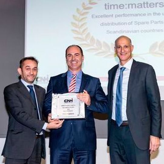 Preisverleihung (v.l.): Lorenzo Leone (EMEA Parts & Service Logistics CNH Industrial), Volker Zander (Senior Manager Customer Relations Time Matters) und Dror Noach (VP Global Logistics CNH Industrial). Preisverleihung (v.l.): Lorenzo Leone (EMEA Parts & Service Logistics CNH Industrial), Volker Zander (Senior Manager Customer Relations Time Matters) und Dror Noach (VP Global Logistics CNH Industrial).