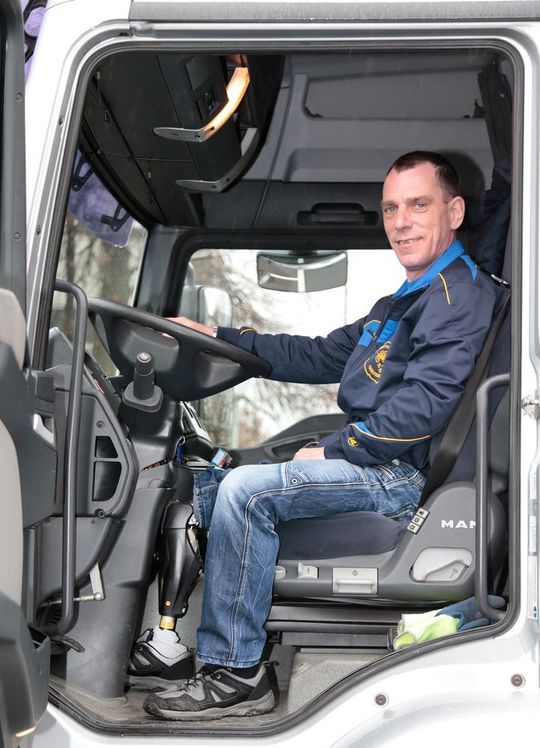 Moderne Medizintechnik macht`s möglich: Dank seiner Prothese kann Falk R. wieder Lkw fahren – und sogar in seinen Beruf zurückkehren. Moderne Medizintechnik macht`s möglich: Dank seiner Prothese kann Falk R. wieder Lkw fahren – und sogar in seinen Beruf zurückkehren.
