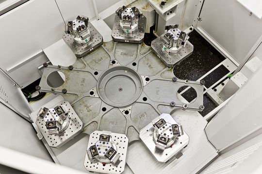 Palettenmagazin mit acht Plätzen; zusammen mit dem Palettenwechsler und der Palettenaufnahme auf dem Tisch des Hermle C 22 U sind insgesamt 11 Paletten im System. Palettenmagazin mit acht Plätzen; zusammen mit dem Palettenwechsler und der Palettenaufnahme auf dem Tisch des Hermle C 22 U sind insgesamt 11 Paletten im System.