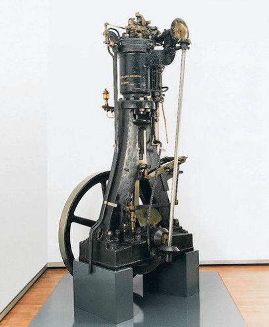 Der erste Dieselmotor, der unter eigener Kraft lief, entstanden in einer mehrteiligen Versuchsreihe in den Werken der Maschinenfabrik Augsburg-Nürnberg (heute MAN) zwischen 1893 und 1896. Der erste Dieselmotor, der unter eigener Kraft lief, entstanden in einer mehrteiligen Versuchsreihe in den Werken der Maschinenfabrik Augsburg-Nürnberg (heute MAN) zwischen 1893 und 1896.